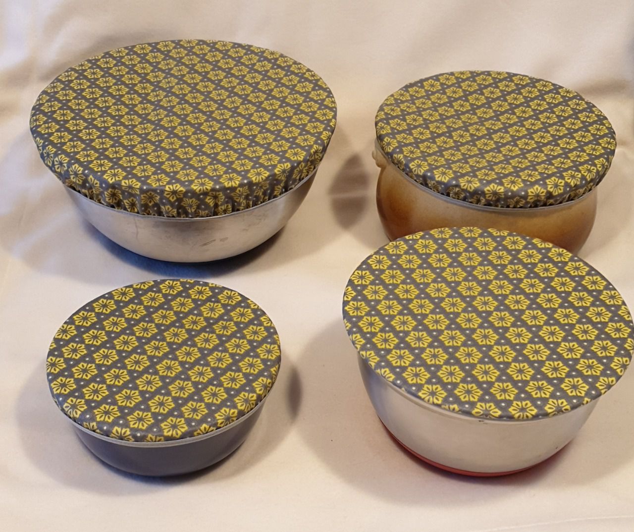Couvres plat ou charlottes à plat lavable " gris,fleurs jaune/moutarde"
