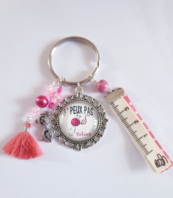 Porte clef,  bijou de sac, grigri  cabochon  'J' peux pas j'ai tricot' rose