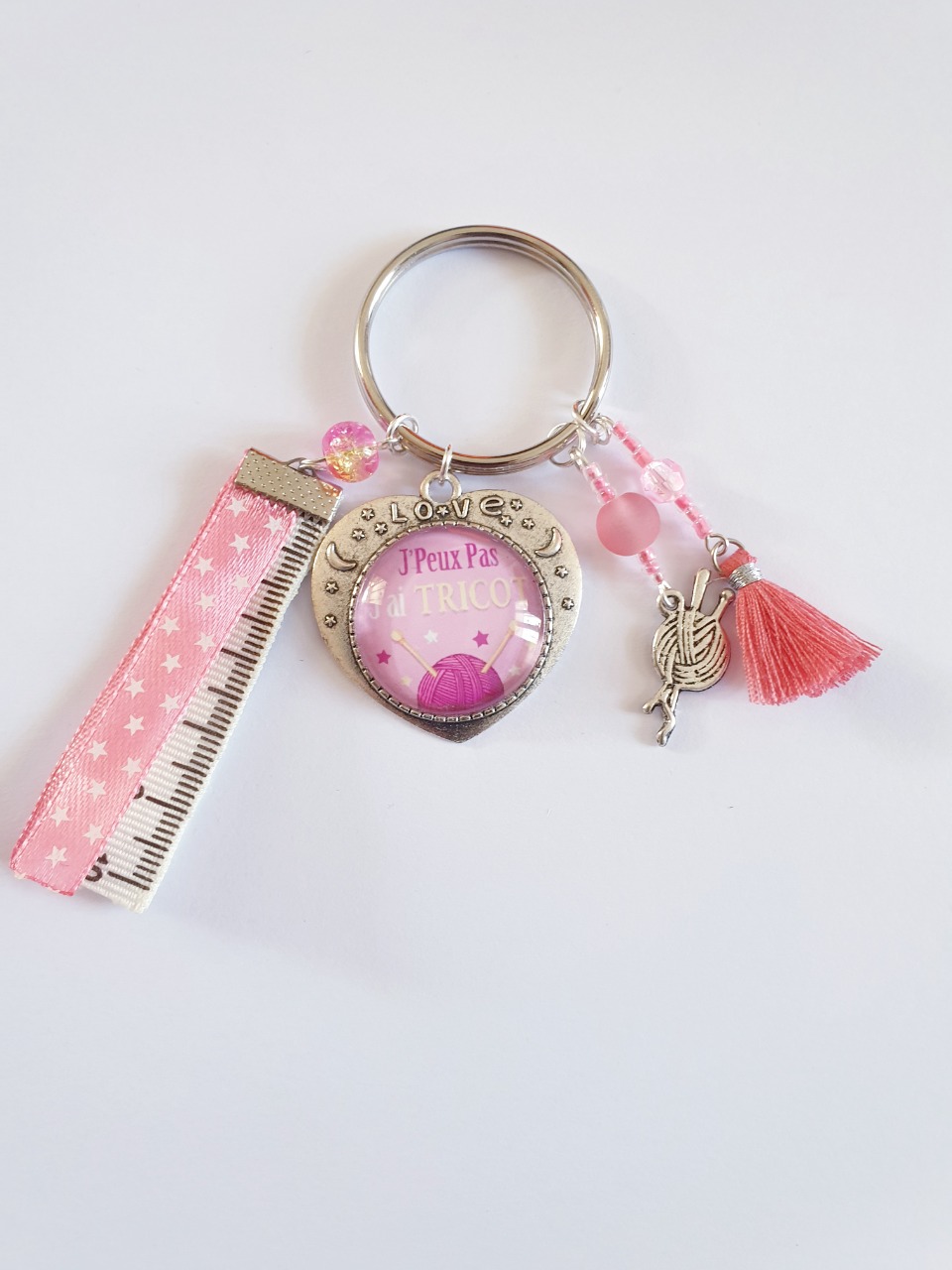 Porte clef,  bijou de sac, grigri  forme cœur "J'peux pas j'ai tricot " rose
