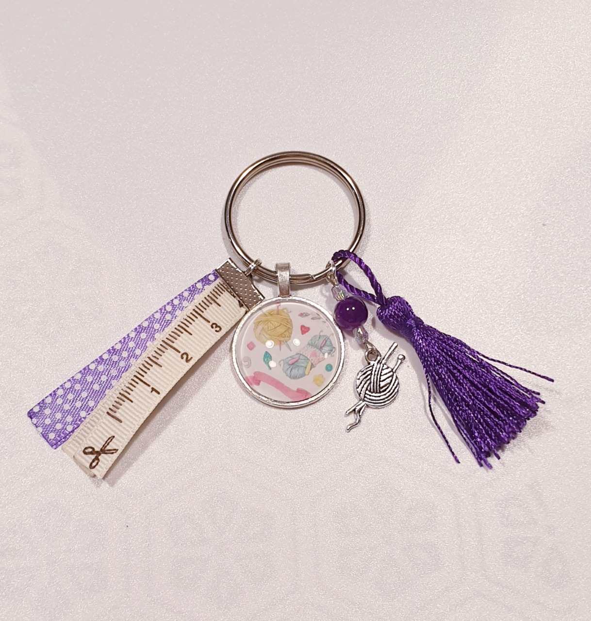 Porte clef , grigri , bijoux de sac  "mes pelotes pastelles" en violet