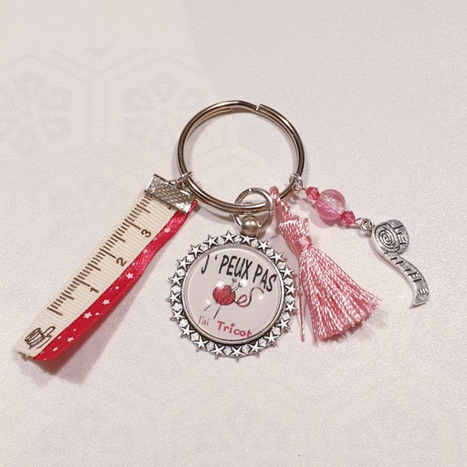 Porte clef , grigri "J'peux pas j'ai tricot " en rose