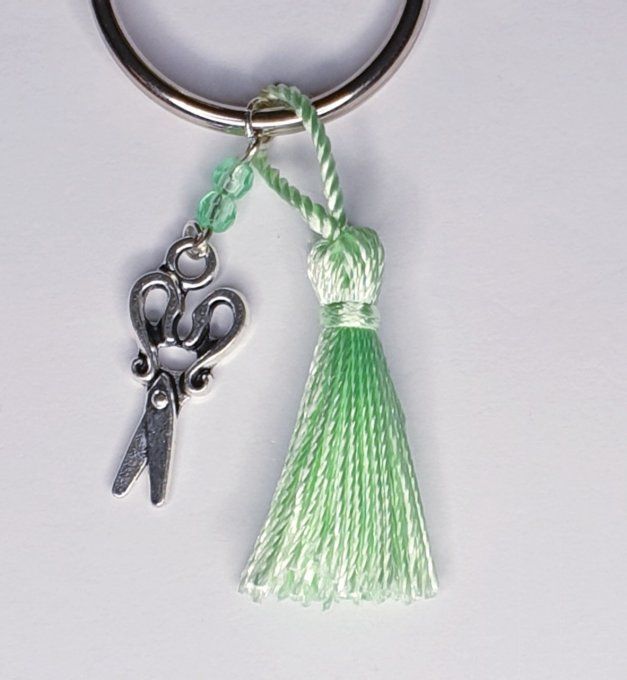 Porte clefs, grigri, bijou de sac 'La machine en vert'