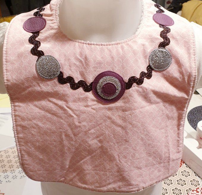Bavoir bébé fille, serviette bébé et son collier