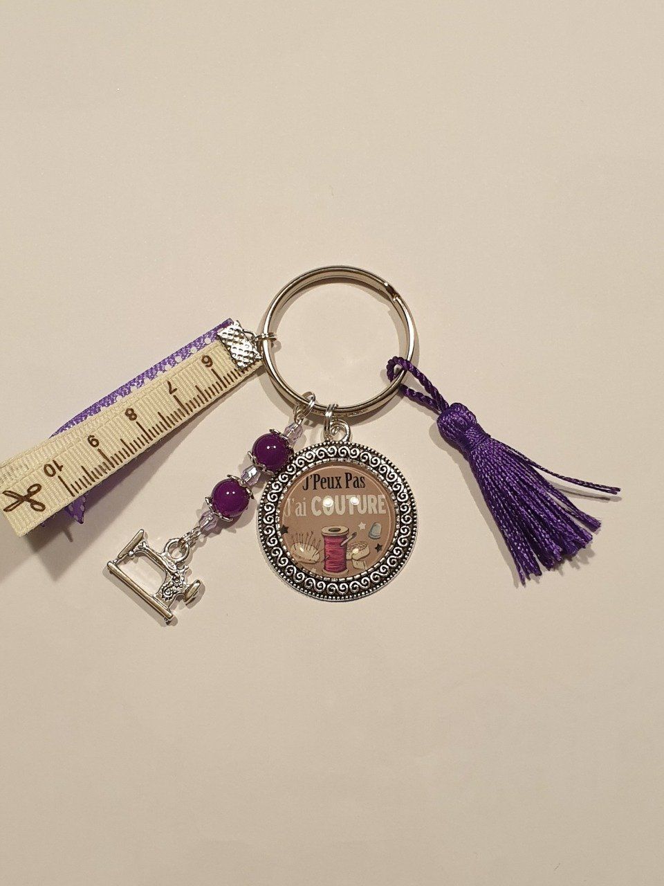 Porte clefs, grigri "couture" en violet