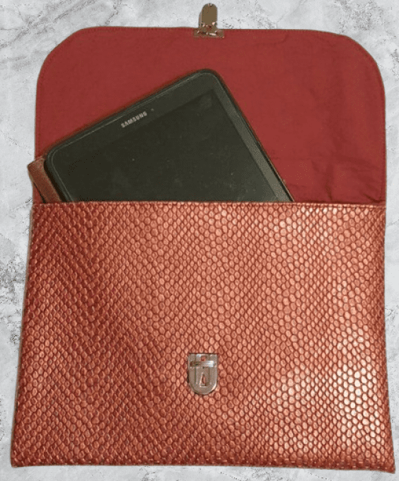 Pochette pour vos sorties en simili écaille rouge/ Bordeau 