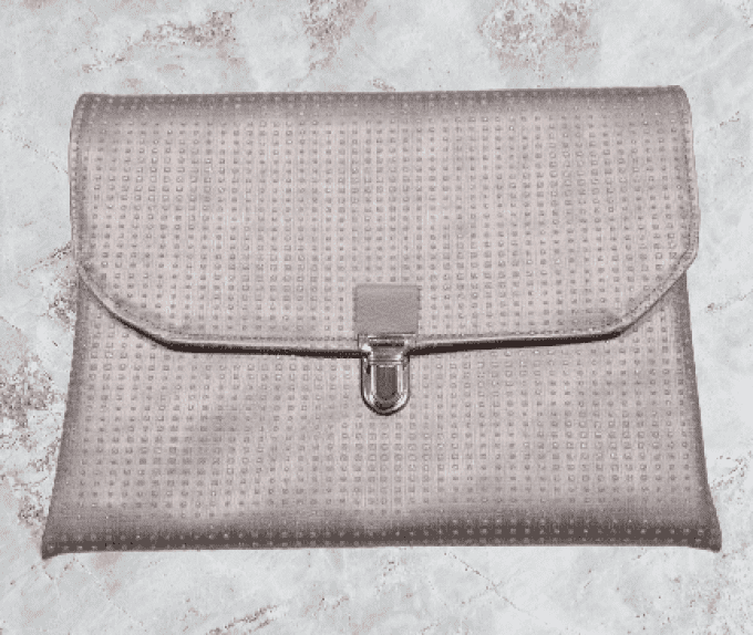 Pochette pour vos sorties, votre tablette, liseuse en simili gris pailleté 
