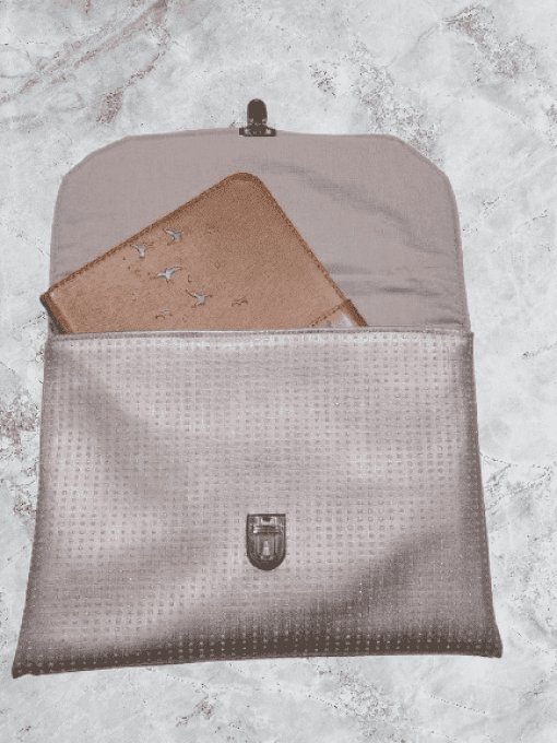 Pochette pour vos sorties, votre tablette, liseuse en simili gris pailleté 