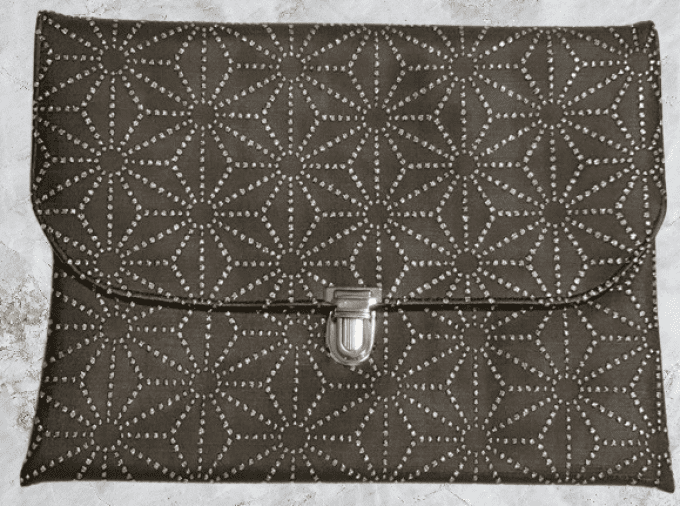 Pochette pour vos sorties en simili noir, fleurs géométrique argenté 