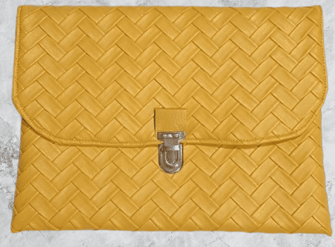 Pochette pour vos sorties en simili tressé jaune 