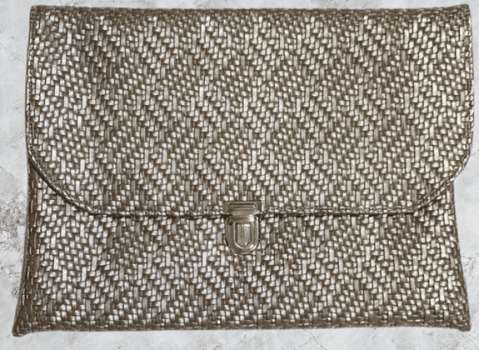 Pochette pour vos sorties en simili gris tressé 