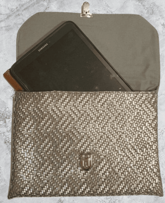 Pochette pour vos sorties en simili gris tressé 