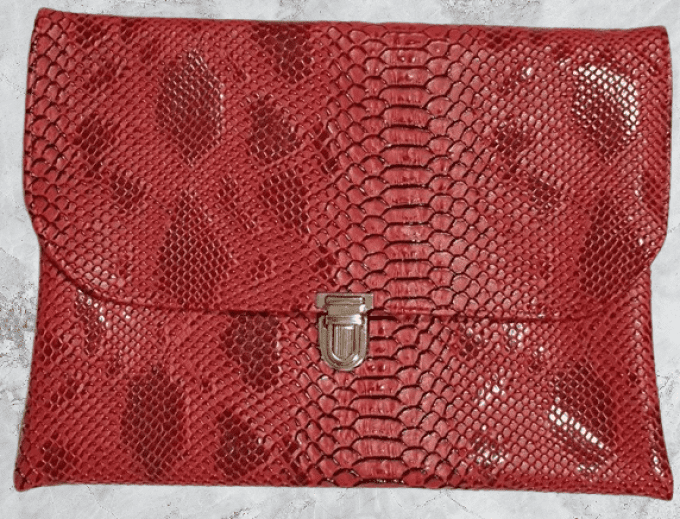 Pochette pour vos sorties en simili croco rouge/ bordeaux 