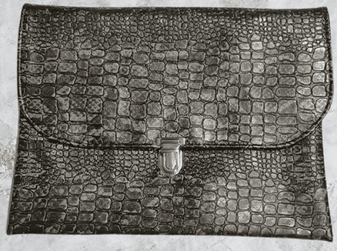 Pochette pour vos sorties en simili croco moucheté noir et gris 