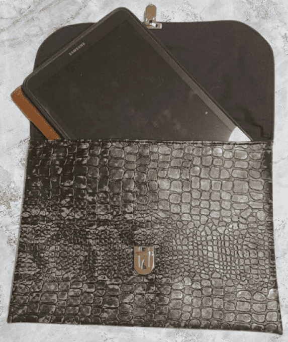 Pochette pour vos sorties en simili croco moucheté noir et gris 