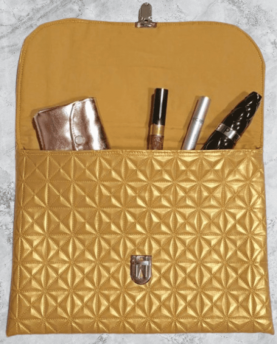 Pochette pour vos sorties en simili travaillé doré 