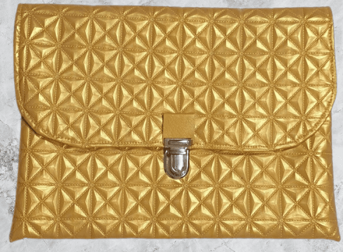 Pochette pour vos sorties en simili travaillé doré 