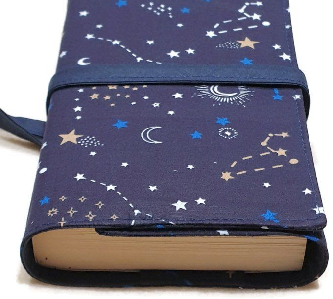 Couvre livre  pour roman et  livre de poche  "la constellation en bleu"