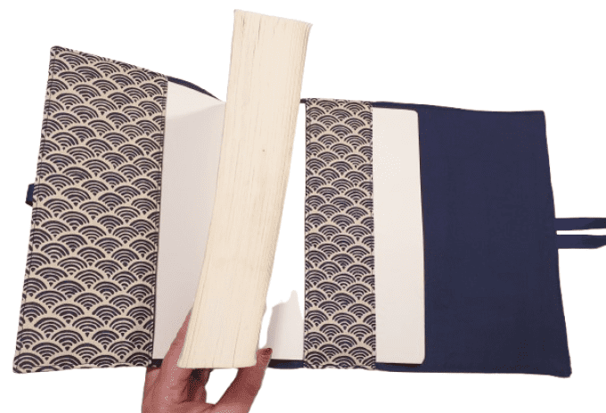 Protège livre pour roman , livre de poche " les fleurs bleu " 
