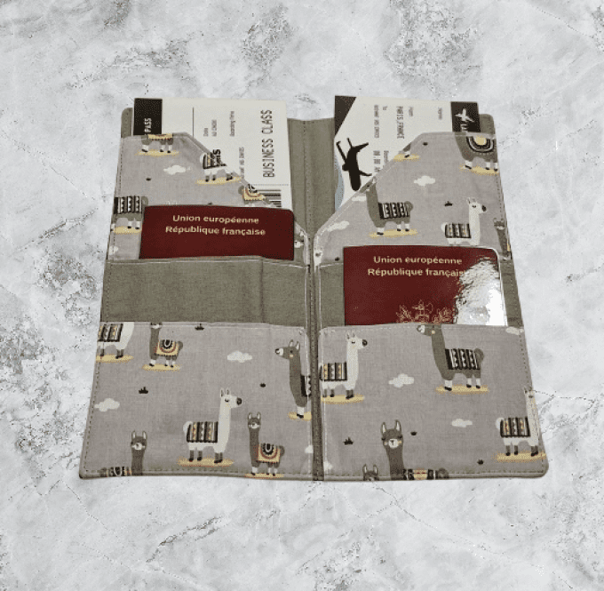 Pochette à passeport , organisateur de voyage "les lamas"