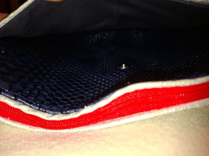 Pochette arrondie simili croco bleu marine