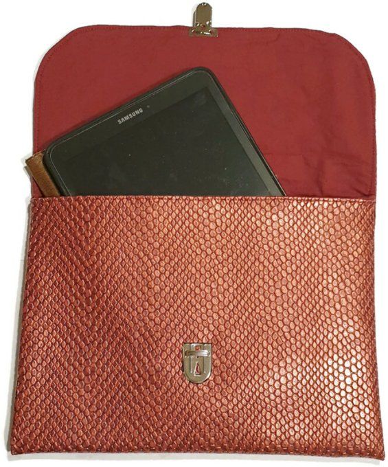 Pochette pour vos sorties en simili écaille rouge/ Bordeau