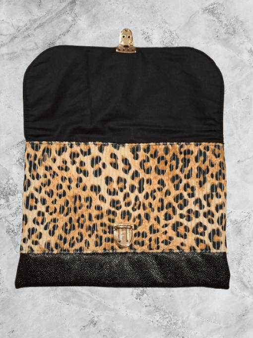 Pochette pour vos sorties en simili et coton type léopard