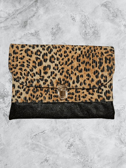 Pochette pour vos sorties en simili et coton type léopard