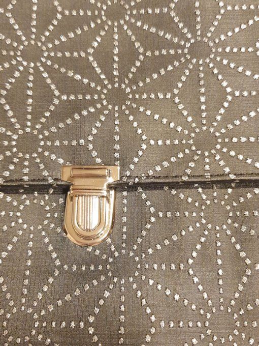 Pochette pour vos sorties en simili noir, fleurs géométrique argenté