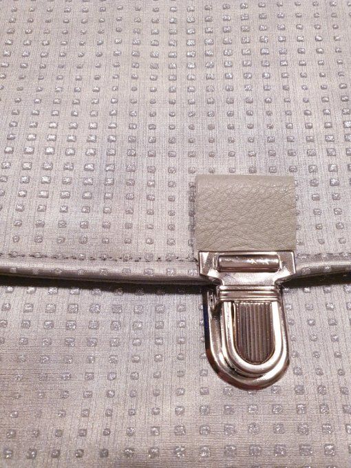 Pochette pour vos sorties, votre tablette, liseuse en simili gris pailleté