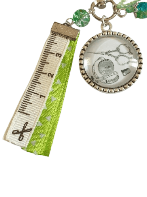 Porte clefs  "Mon nécessaire de couture" en vert