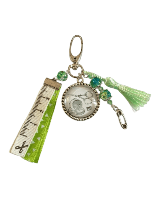 Porte clefs  "Mon nécessaire de couture" en vert
