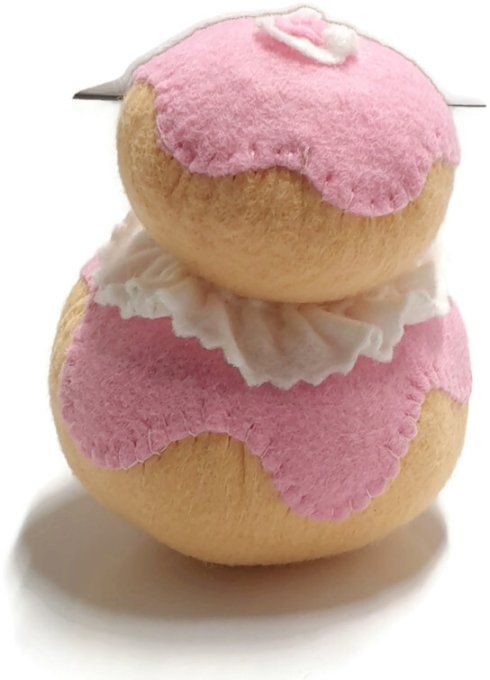 Religieuse à la rose  en feutrine pour jouer à la dînette