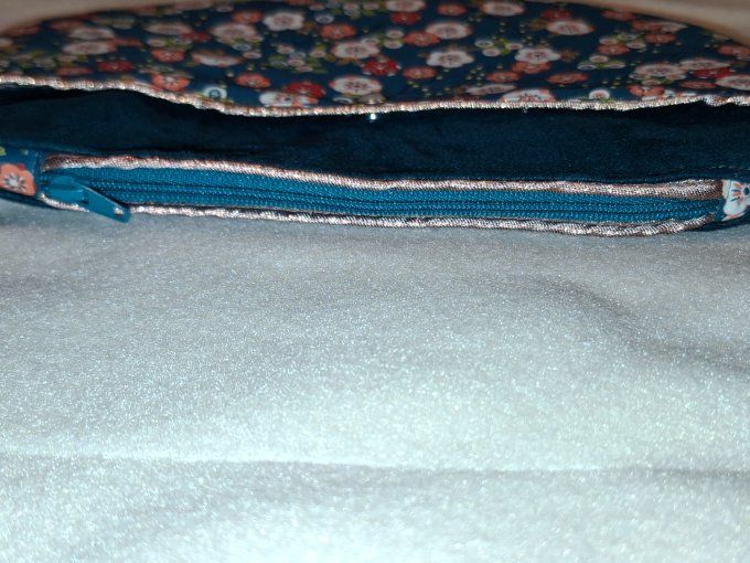 Trousse arrondie velours vert canard