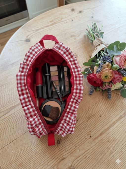 Trousse de maquillage , de toilette " Vichy rouge"