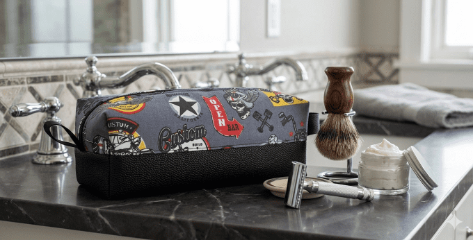 Trousse de toilette , de voyage "Les  motards en noir"