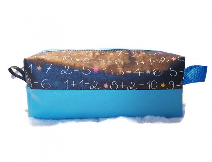 Trousse de toilette , trousse de voyage, trousse pour maitre ou maitresse 'les calculs en bleu '