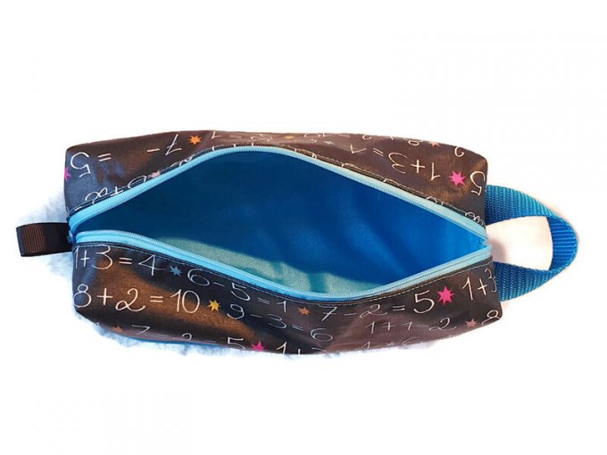 Trousse de toilette , trousse de voyage, trousse pour maitre ou maitresse 'les calculs en bleu '