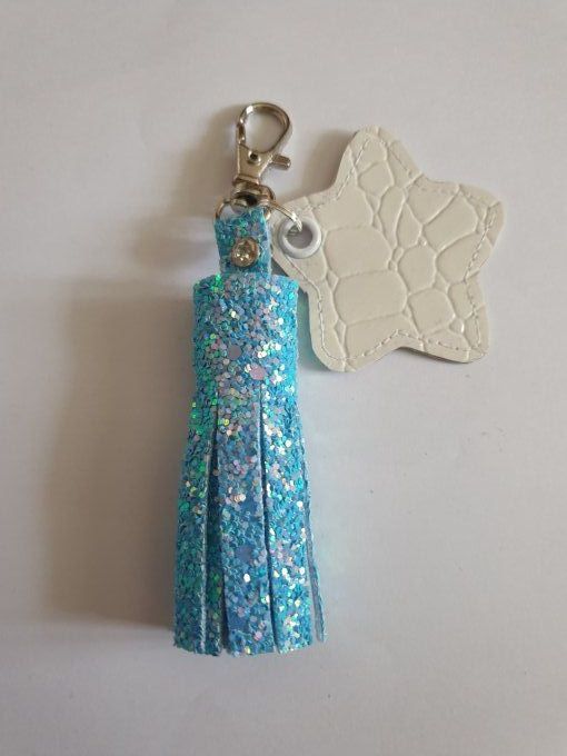 Bijou de sac, pompon pailleté bleu, étoile blanche