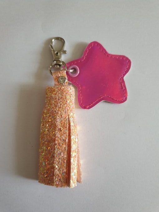 porte clefs ,bijou de sac pompon rose orangé pailleté