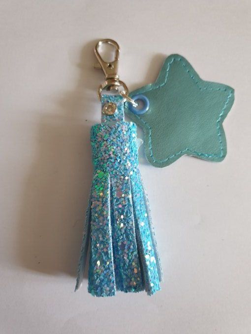 Porte clefs , bijou de sac pompon bleu pailleté  