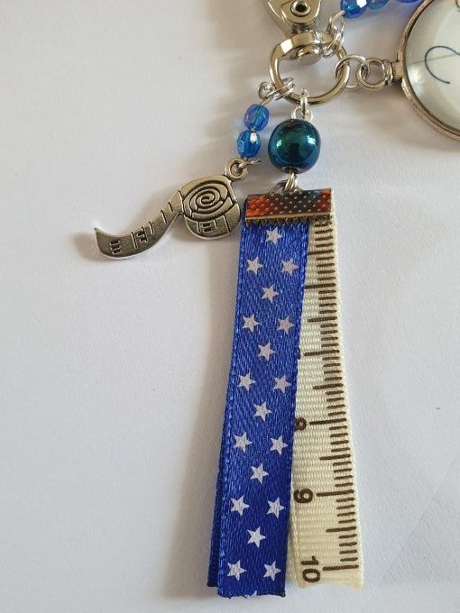 Porte clef,  bijou de sac, grigri  'Mon nécessaire de couture' en bleu