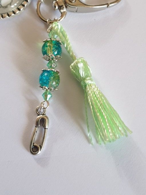Porte clef,  bijou de sac, grigri  'Mon nécessaire de couture' en vert