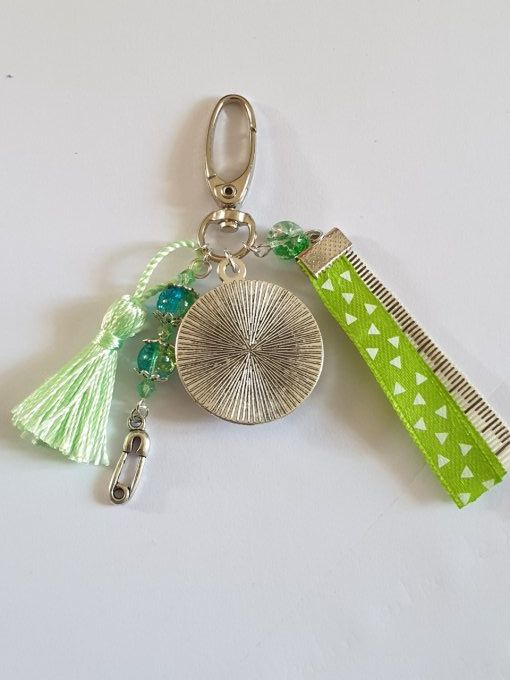 Porte clef,  bijou de sac, grigri  'Mon nécessaire de couture' en vert